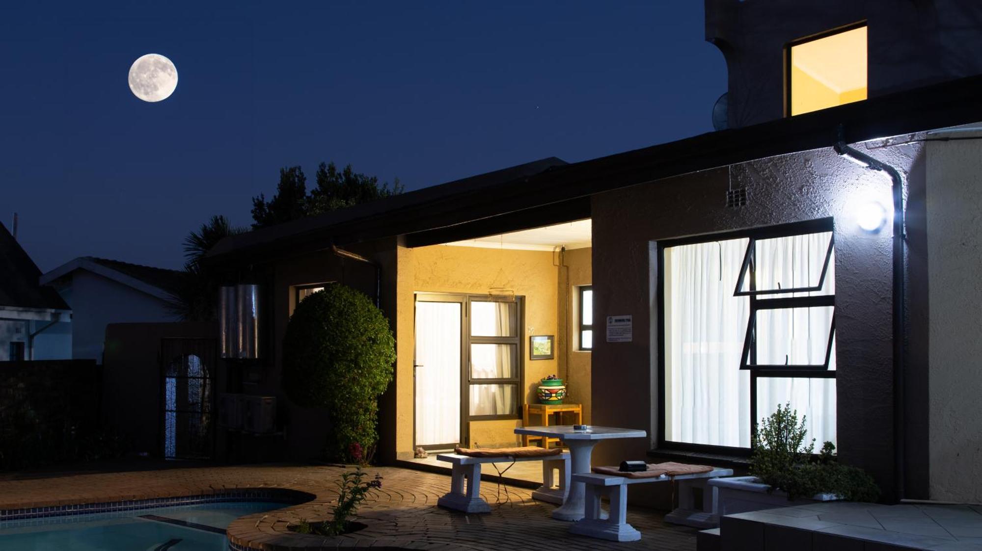 Woodpecker'S Inn Guest House Kempton Park Exterior photo