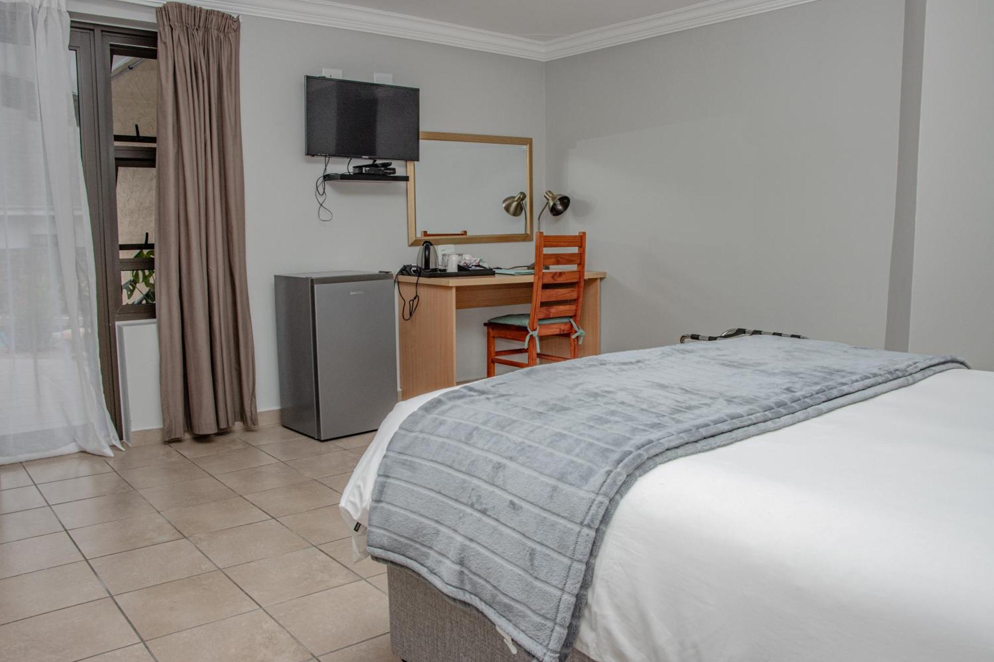 Woodpecker'S Inn Guest House Kempton Park Exterior photo