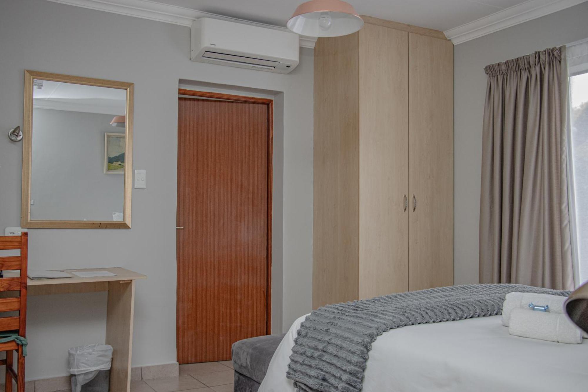 Woodpecker'S Inn Guest House Kempton Park Exterior photo