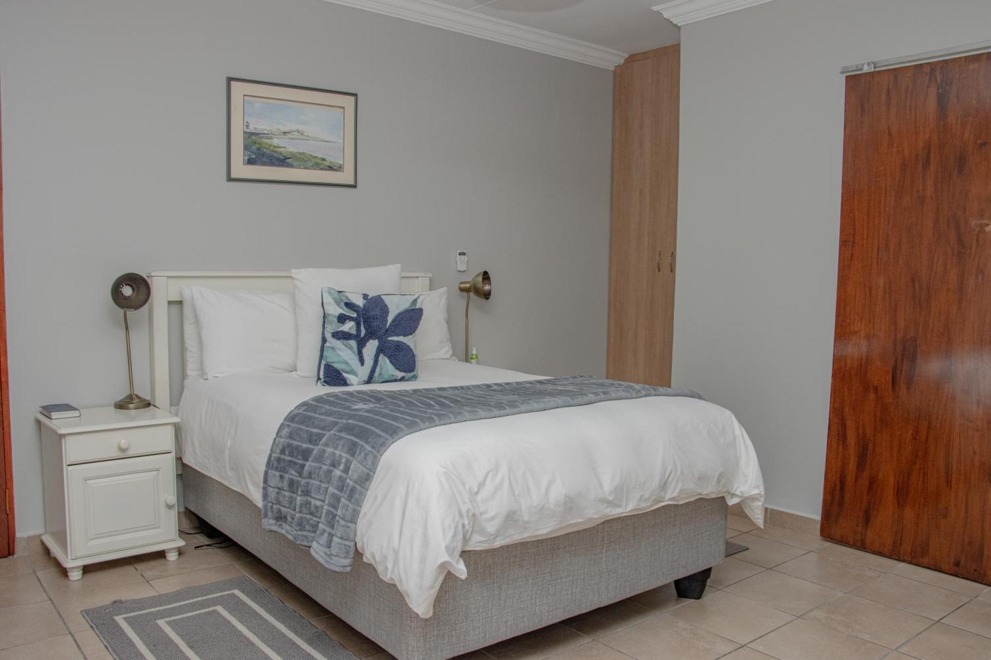 Woodpecker'S Inn Guest House Kempton Park Exterior photo