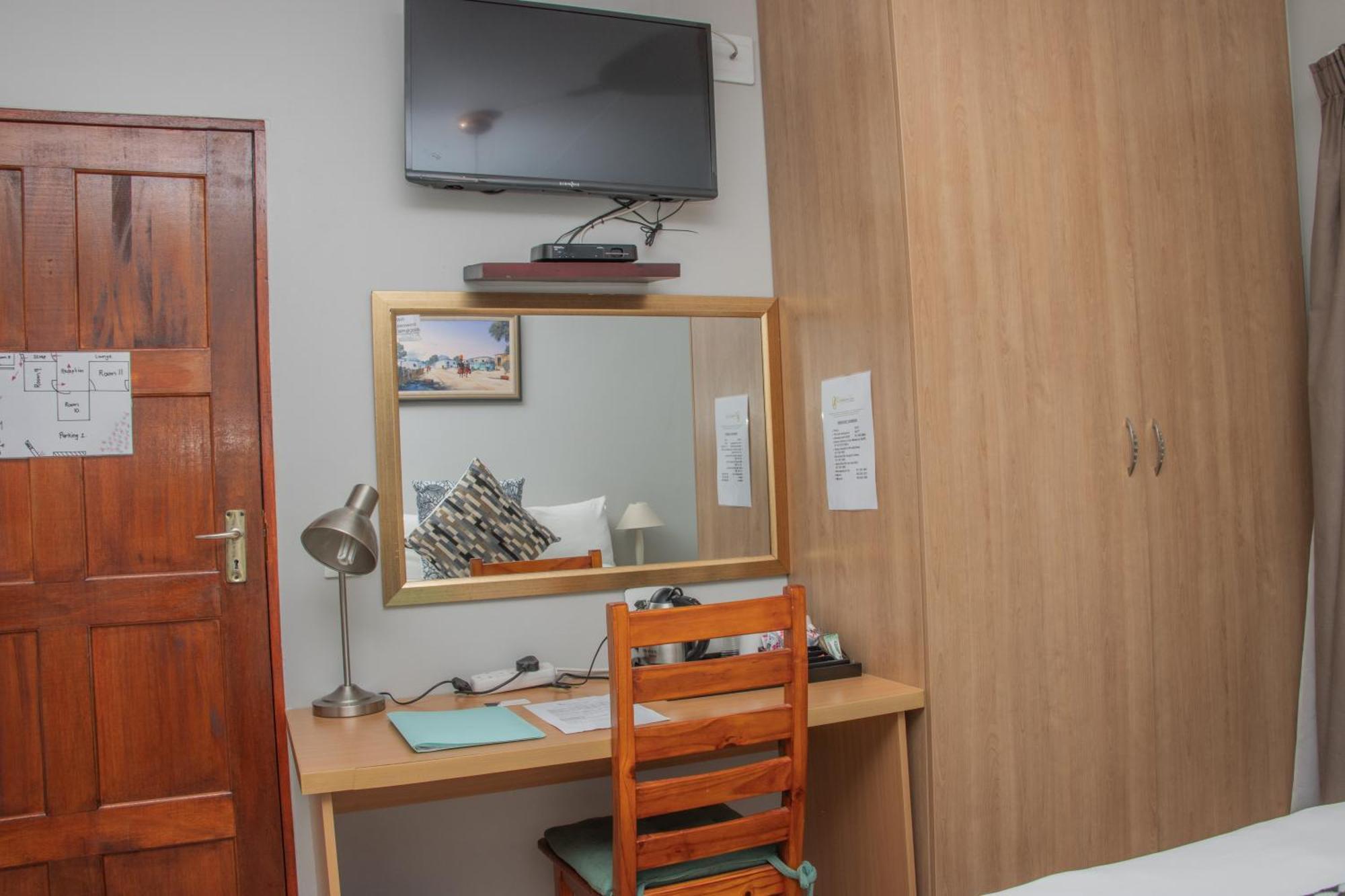 Woodpecker'S Inn Guest House Kempton Park Exterior photo